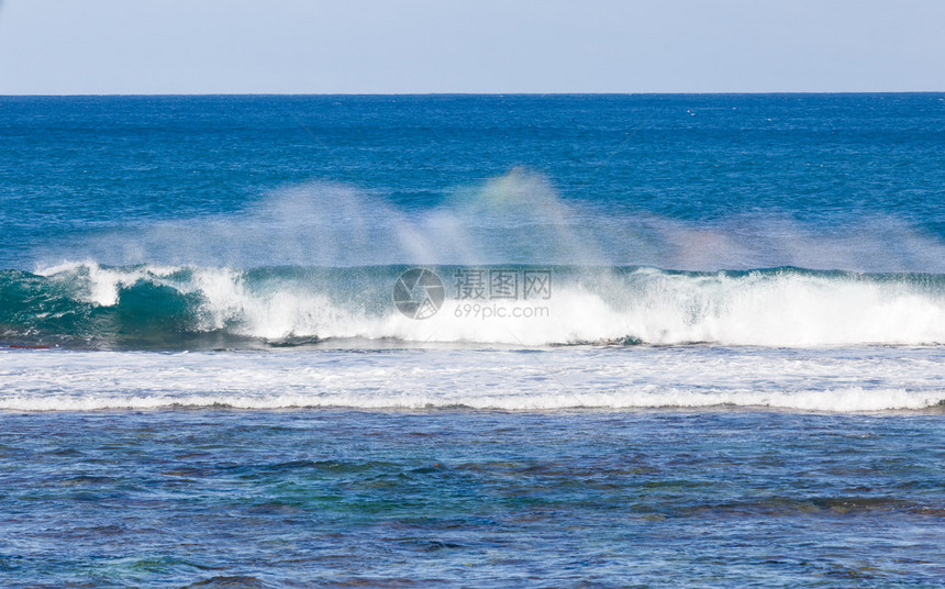 海浪撞击Kauai海岸珊瑚礁在喷雾图片