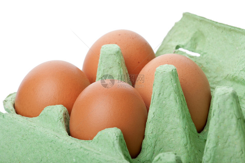 绿色纸箱中的棕色鸡蛋图片
