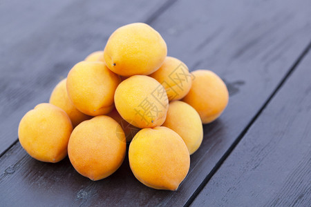 桌子上新鲜的杏仁图片