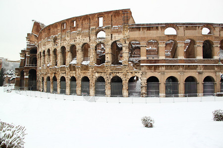 雪覆盖的竞技场在罗马非图片