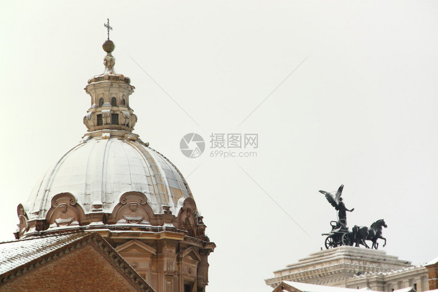 罗马被雪覆盖在城市中非图片