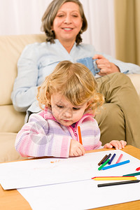 外婆和小女孩在家用铅笔一起画与家里的图片