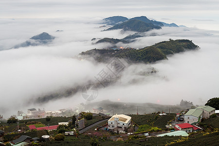 山云和雾在早晨图片