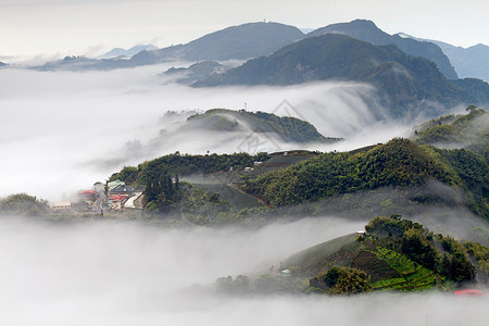 山云雾在早晨图片