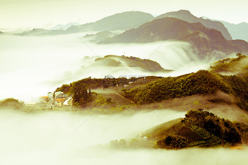 山云雾在早晨图片