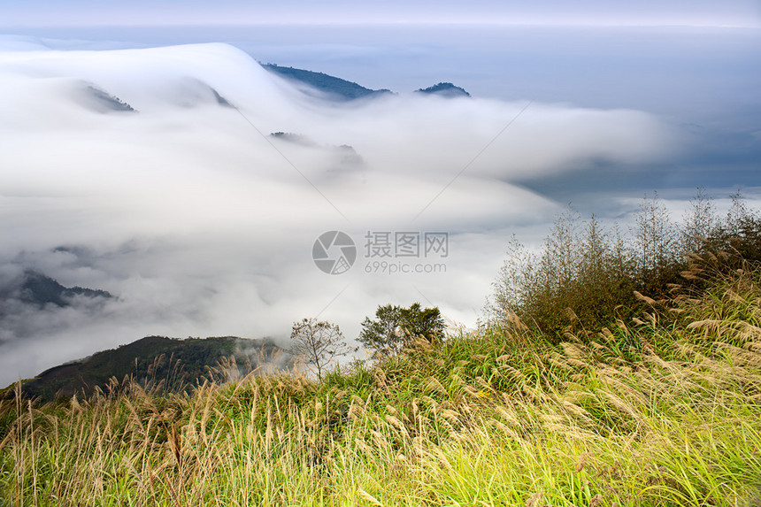 山云雾在早晨图片