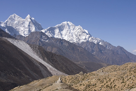 前往尼泊尔珠穆峰基地营路线上Dingboche4410米周围的山景图片