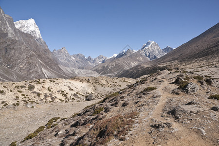 前往尼泊尔珠穆峰基地营路线上Dingboche4410米周围的山景图片