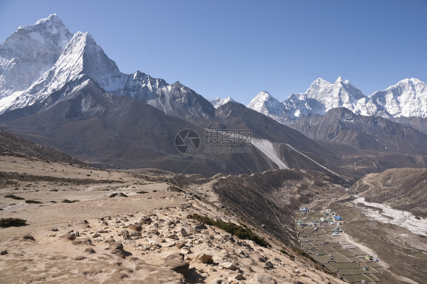 前往尼泊尔珠穆峰基地营路线上的Pheriche4410公尺周围的山景4图片