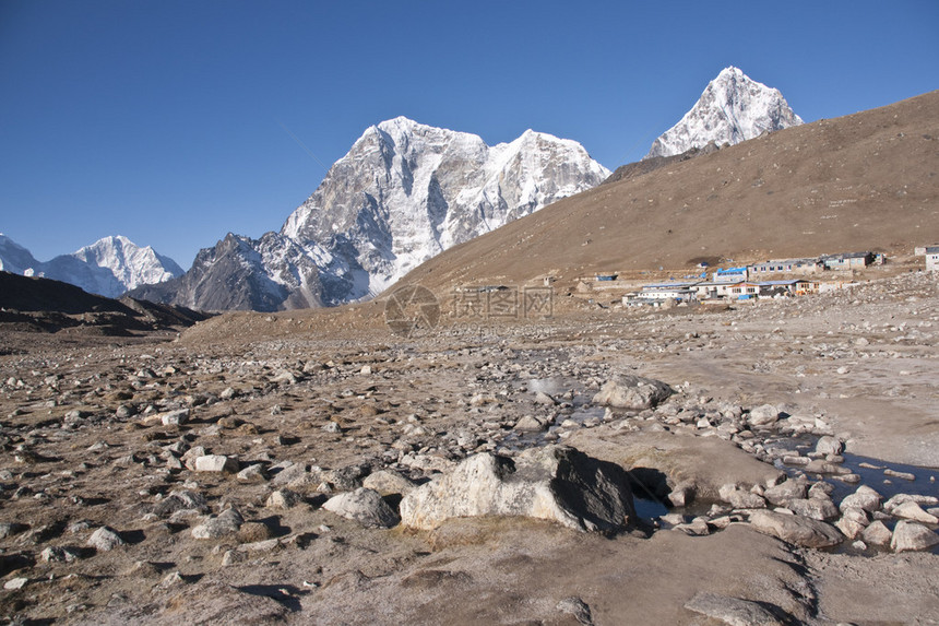 Lobouche前往珠穆朗玛峰大本营的徒步路线上的一小群屋和茶馆喜马拉雅海图片
