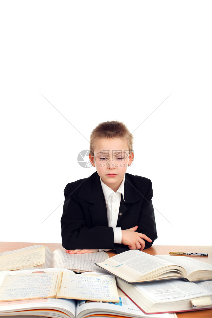 桌子上的悲伤男小学生图片
