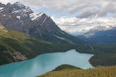 蓝色绿冰川水是这幅宽阔的景象照背景图片