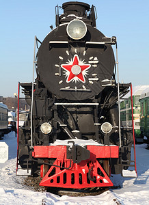 冬天在火车站的旧苏联前视图高清图片