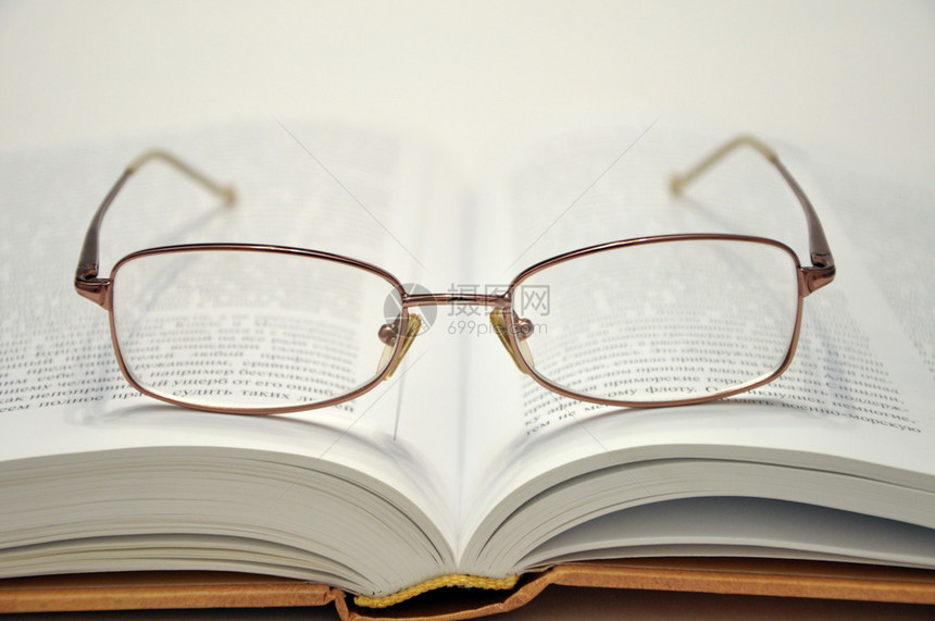 放时尚眼镜的厚书图片