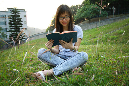 在大学读书的亚裔女孩图片