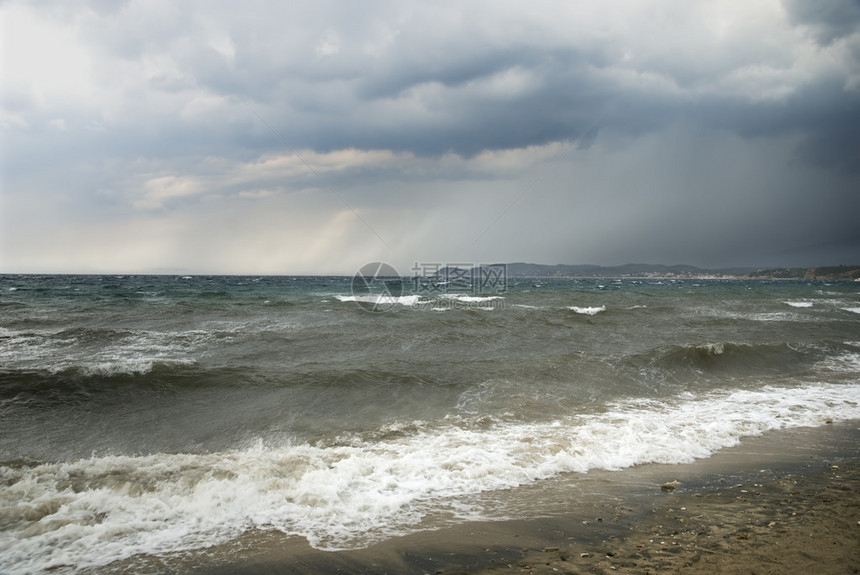 海边的暴风雨中图片