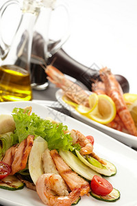 三文鱼和蔬菜虾图片