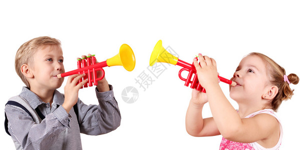 男孩和小女孩吹喇叭图片