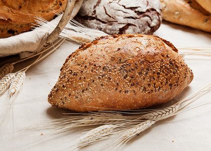 传统自制面包餐图片