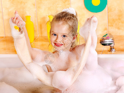 洗泡浴的孩子图片