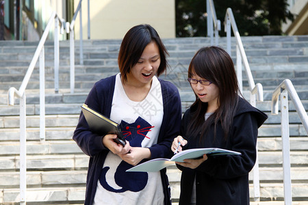 亚洲学生在大学习和讨论的图片