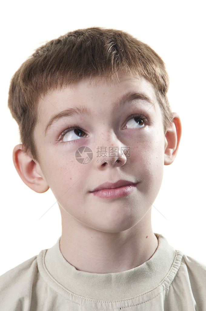 一个有白色背景的少年的肖像图片