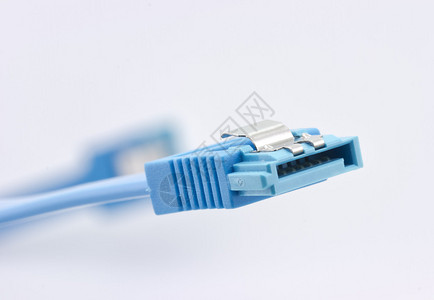 白色背景的电源缆与电源隔离图片