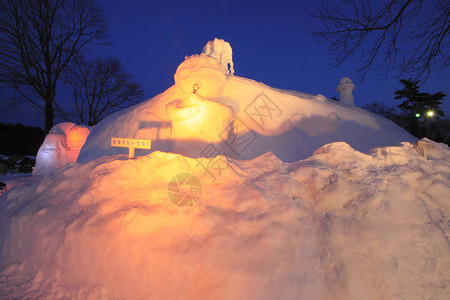 夜间日本积雪节日图片