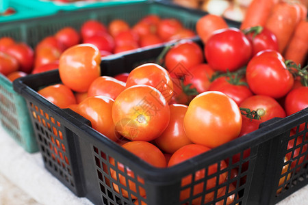 菜市场里的红鲜番茄图片