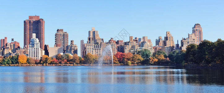 纽约市曼哈顿中央公园中城天际线全景在湖与喷泉和蓝色晴朗图片