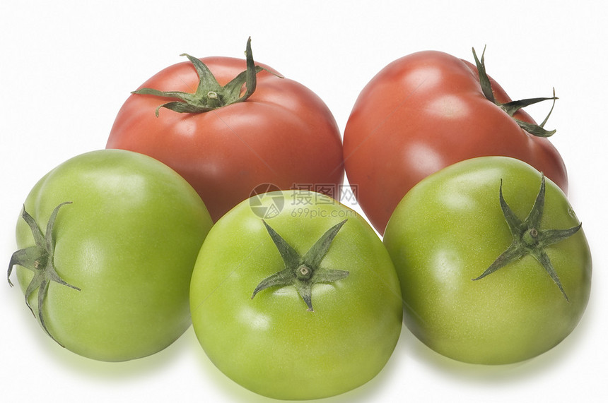 白色背景上的红色和绿色西红柿图片