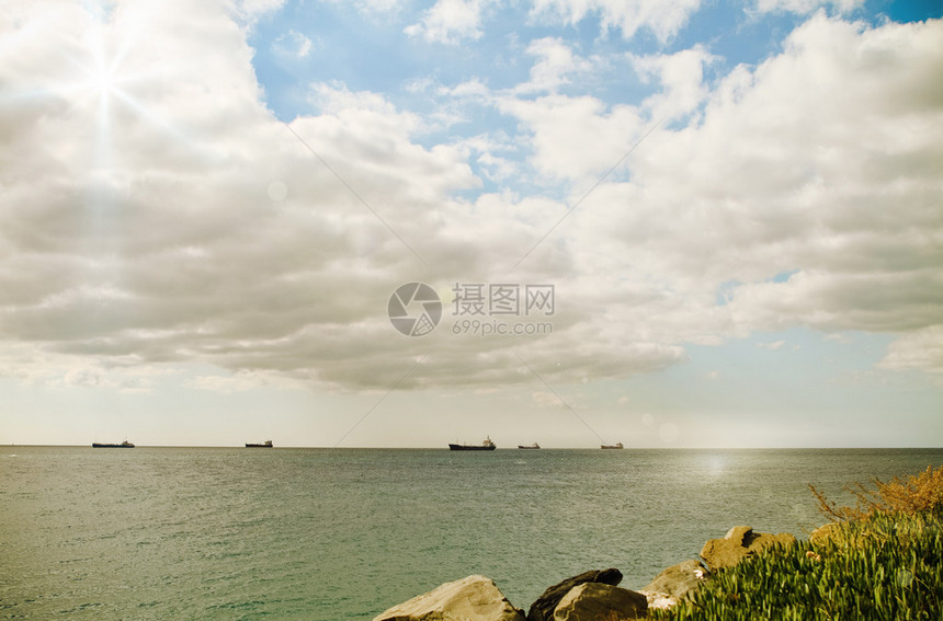 海上大型货船复古背景图片