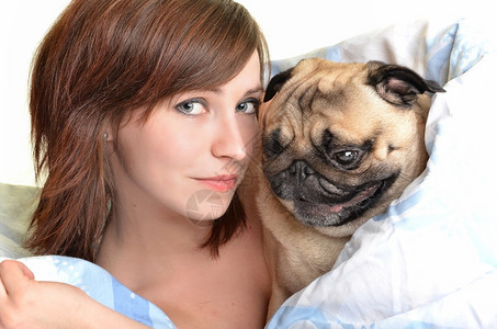 女人和她的狗在床上图片