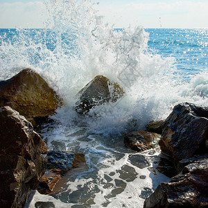 大海巨浪飞溅在石头上图片