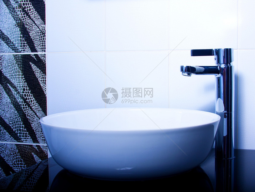 现代式浴室水槽和固定装图片