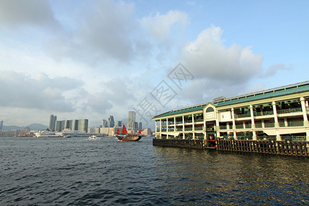 香港渡轮码头和垃圾船图片
