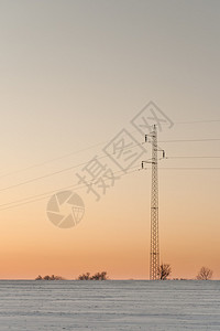 冬季日落时的高压电塔图片