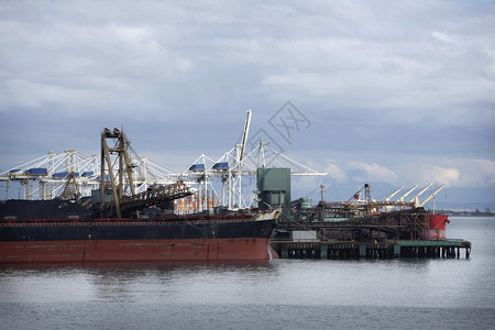 货船装货在港口卸货图片