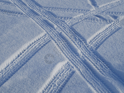 雪上的汽车足迹图片可以图片