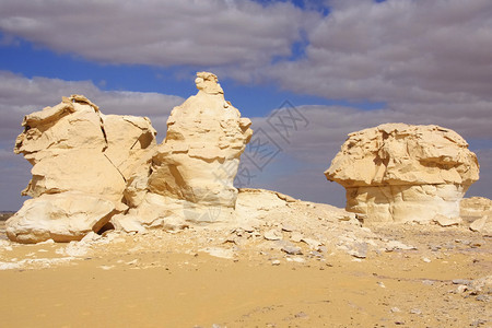 白色沙漠中的风太阳和沙模图片