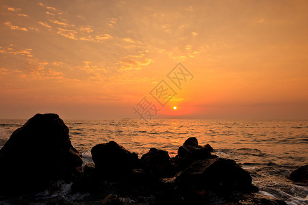 太阳升起在海面的图片