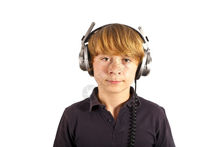 男孩喜欢用耳机听音乐图片