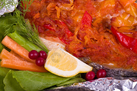 煎三文鱼配烤菜和蔬菜图片