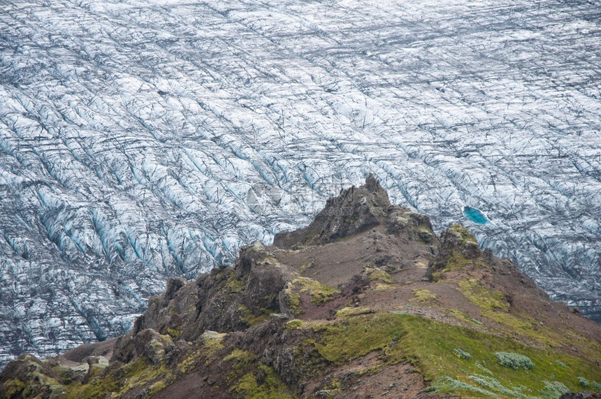 山中的冰川细节图片