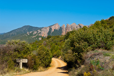 穿越西班牙峡谷的风山路C图片