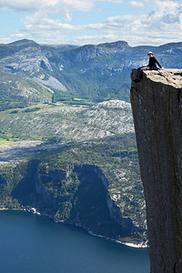 在挪威山区远足图片