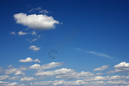 蓝天上的宁静云彩图片