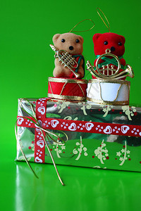 两只熊在圣诞礼物上图片