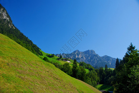 陡峭的山腰在夏天徒步登山图片