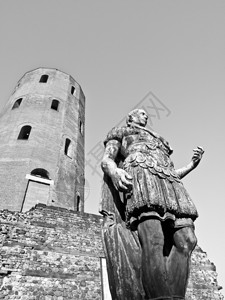在意大利都灵PortePalatine市城门前的奥古斯都皇帝奥古斯图片